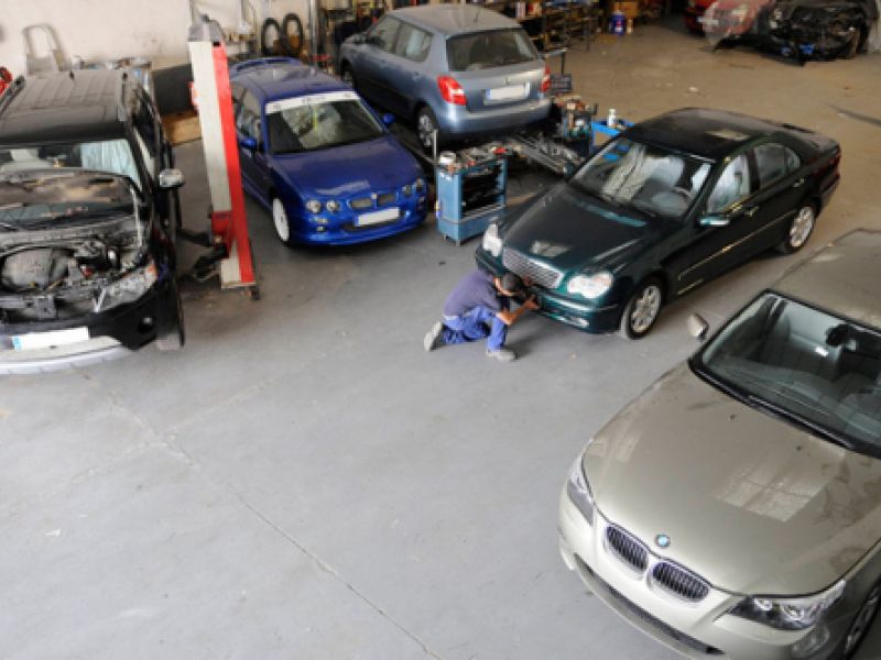Interior del taller con varios coches en reparación