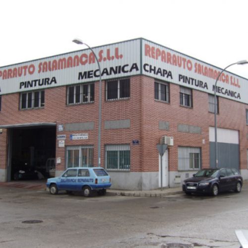 Exterior de la nave grande con letrero en parte superior