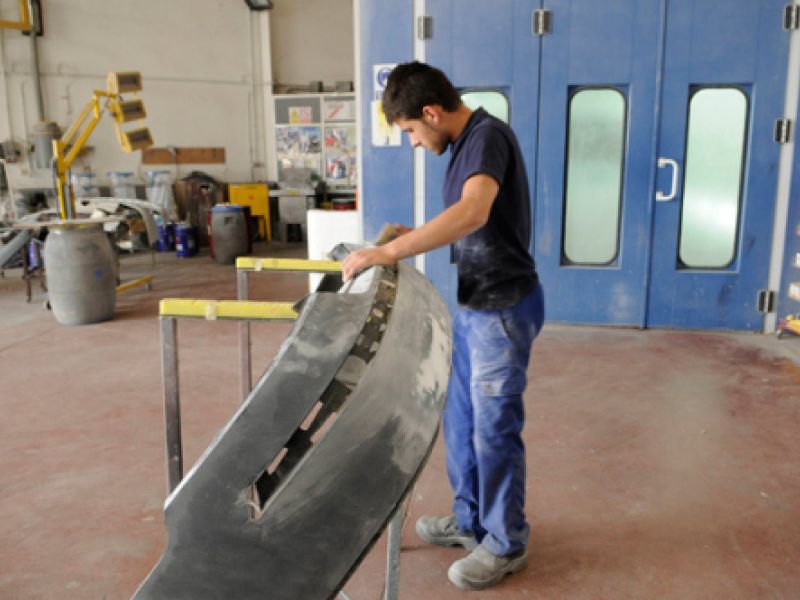 Mecánico arreglando un parachoques