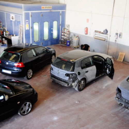 Interior del taller con coches en reparación