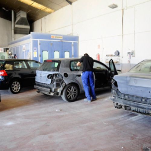 Varios coches accidentados en reparación