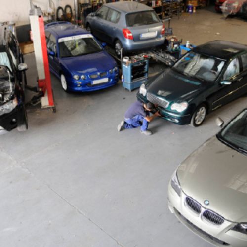 Interior del taller con varios coches en reparación