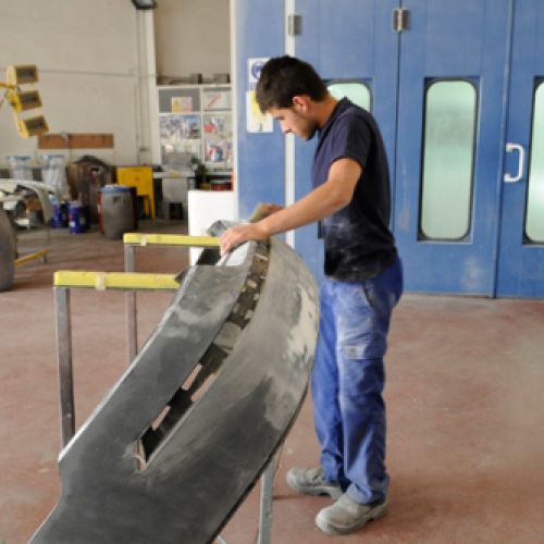 Mecánico arreglando un parachoques