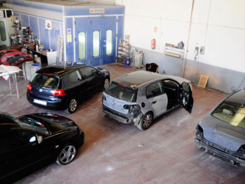Interior del taller con coches en reparación